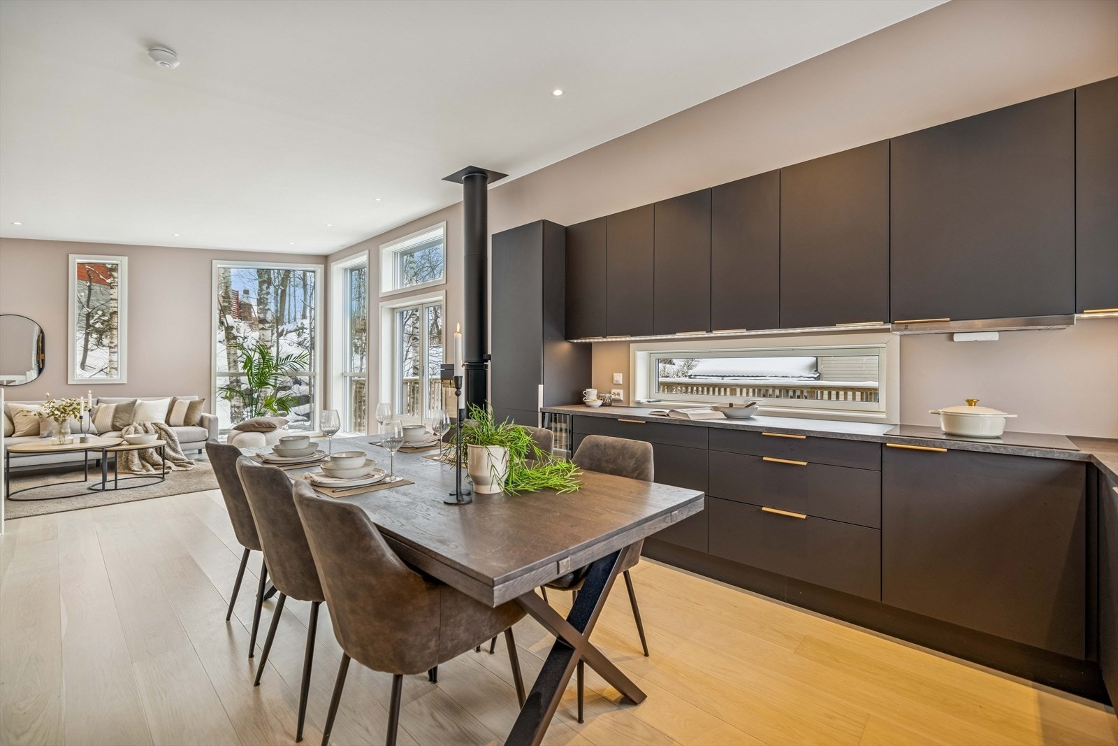 Den åpne løsningen gir en fin flyt mellom matlaging, spiseplass og stue. Galleribilde