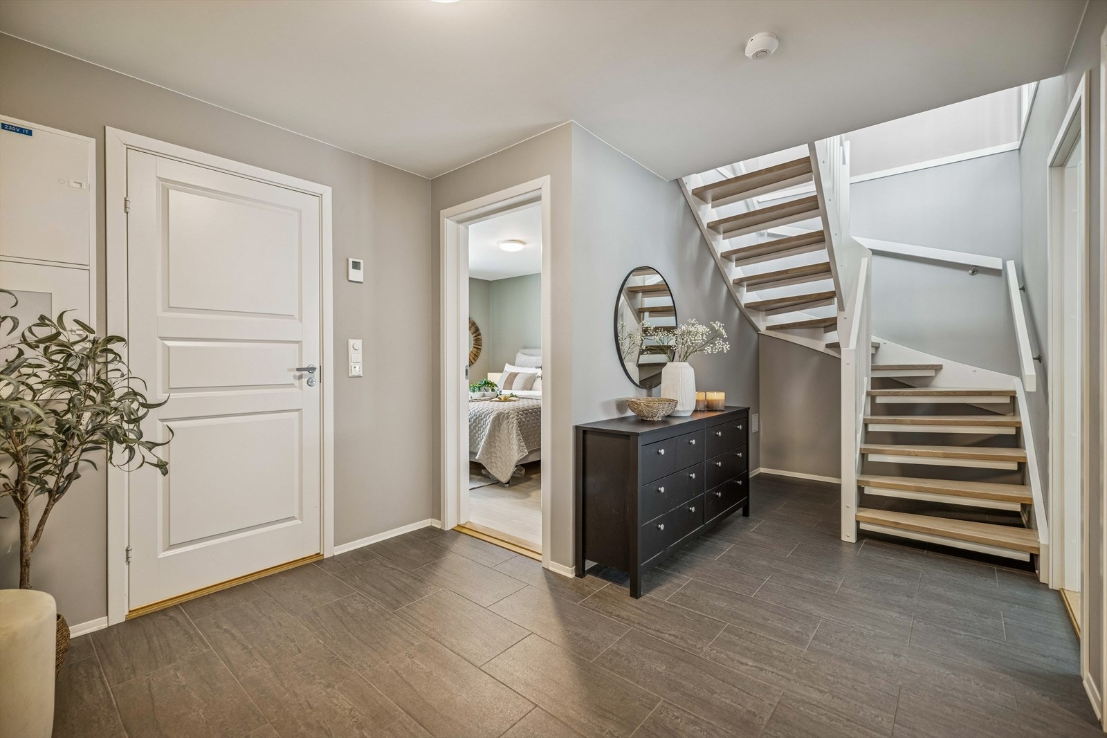 Velkommen inn! En lys og romslig hall med flislagt gulv og varmekabler. Galleribilde