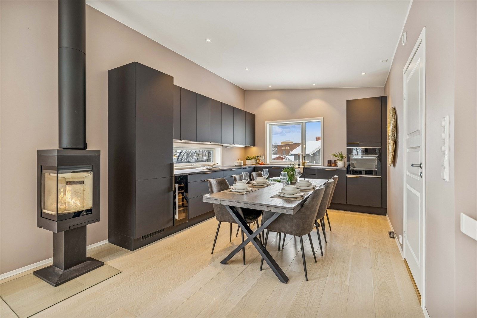 Det stilrene kjøkkenet har en sentral plass i rommet, og her er det god plass til spisebord. Galleribilde