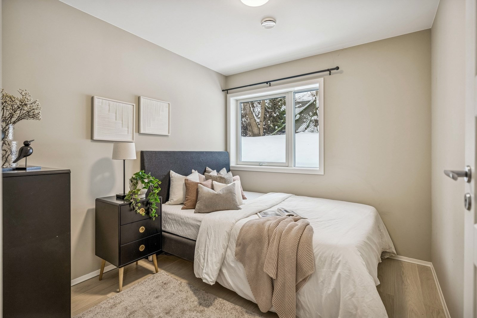 Alle soverommene har vinduer med 3-lags glass fra byggeåret. Galleribilde