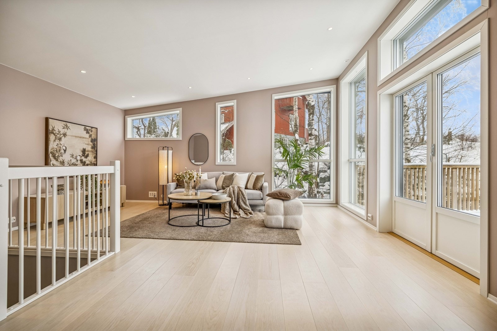 Hovedplanet i andre etasje har en åpen og sosial sone med store vindusflater. Galleribilde