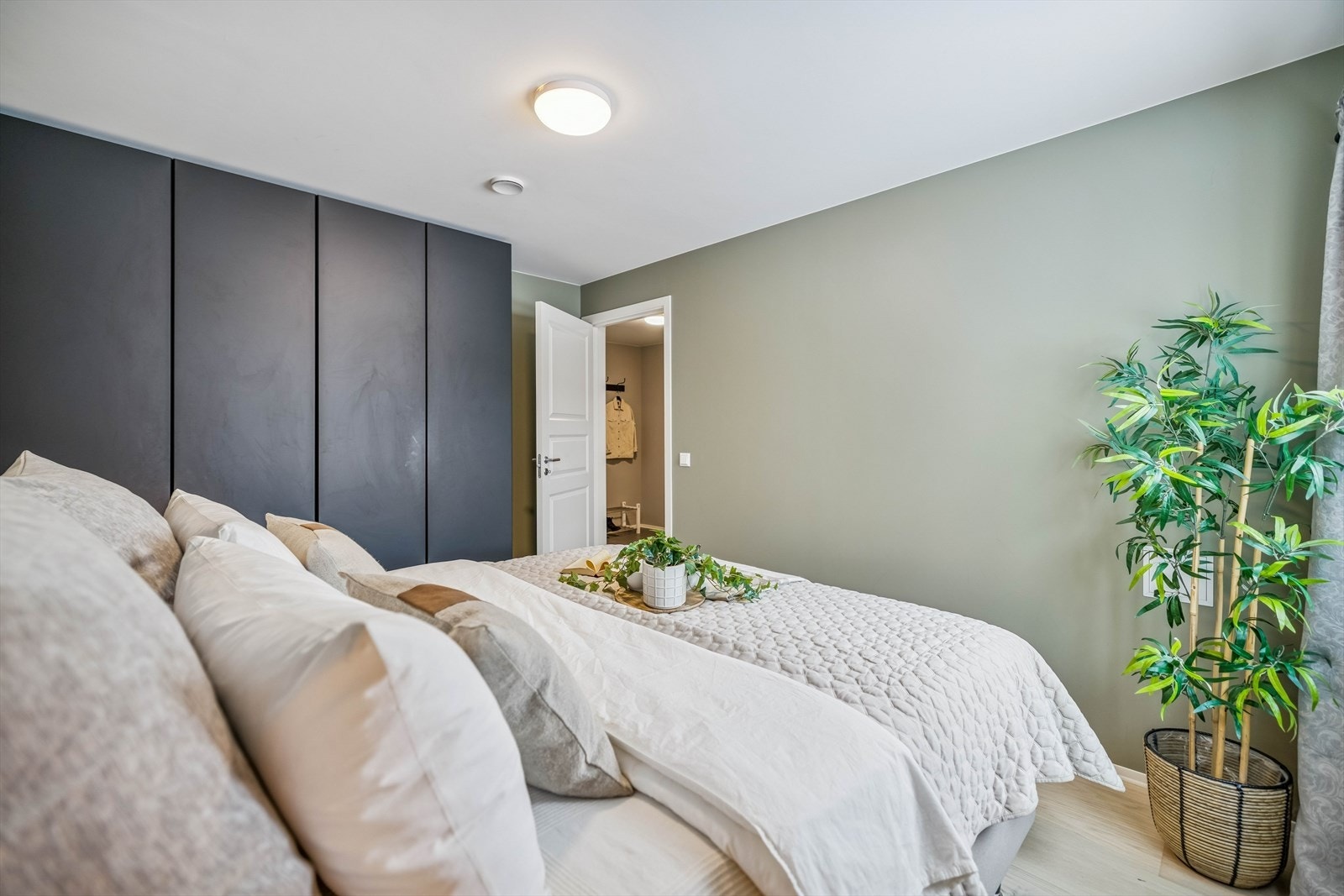 Rommet har god plass til dobbeltseng og er adskilt fra de sosiale sonene. Galleribilde