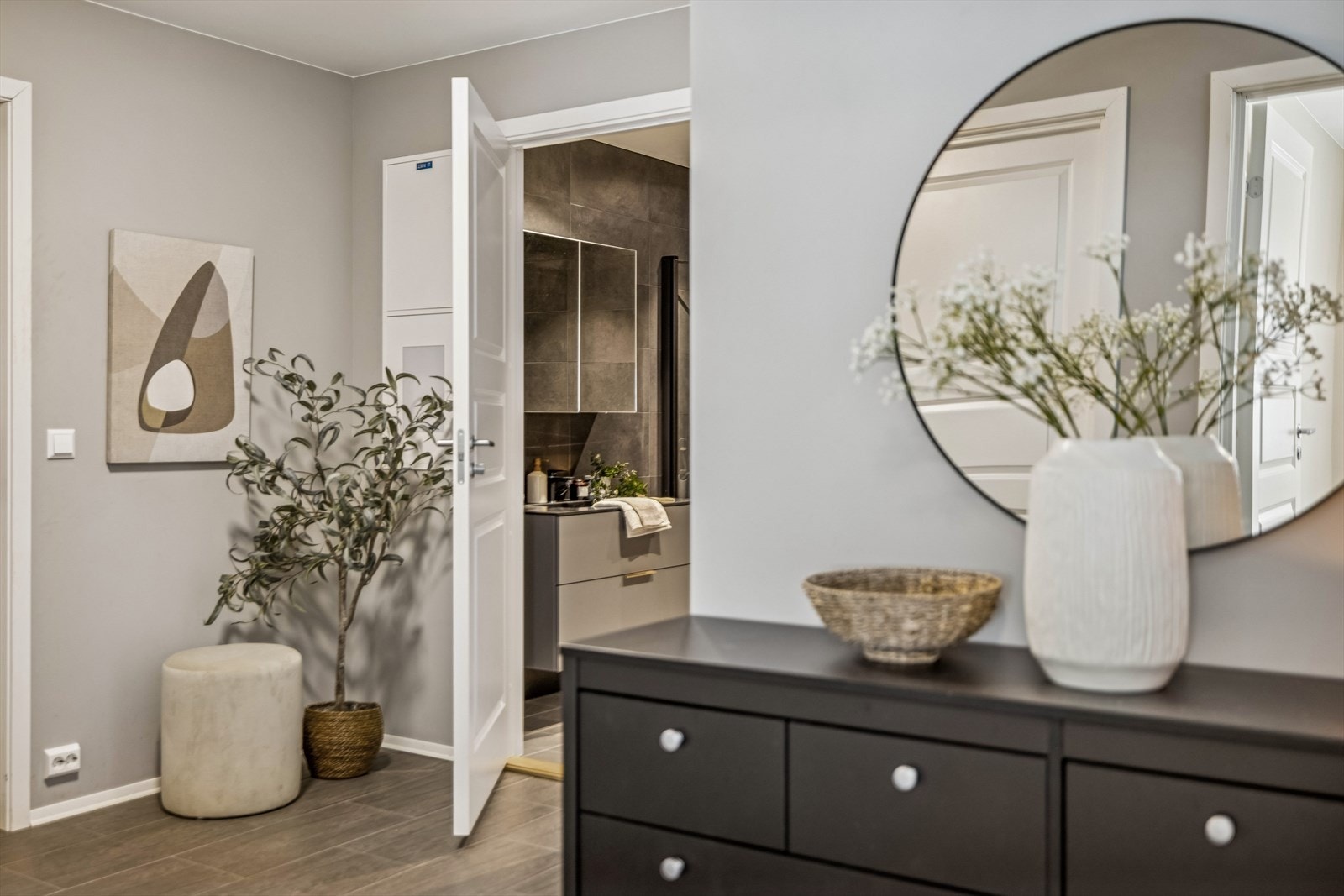 Fra hallen er det tilgang til denne etasjens rom, og den flotte eiketrappen leder opp til hovedplanet. Galleribilde