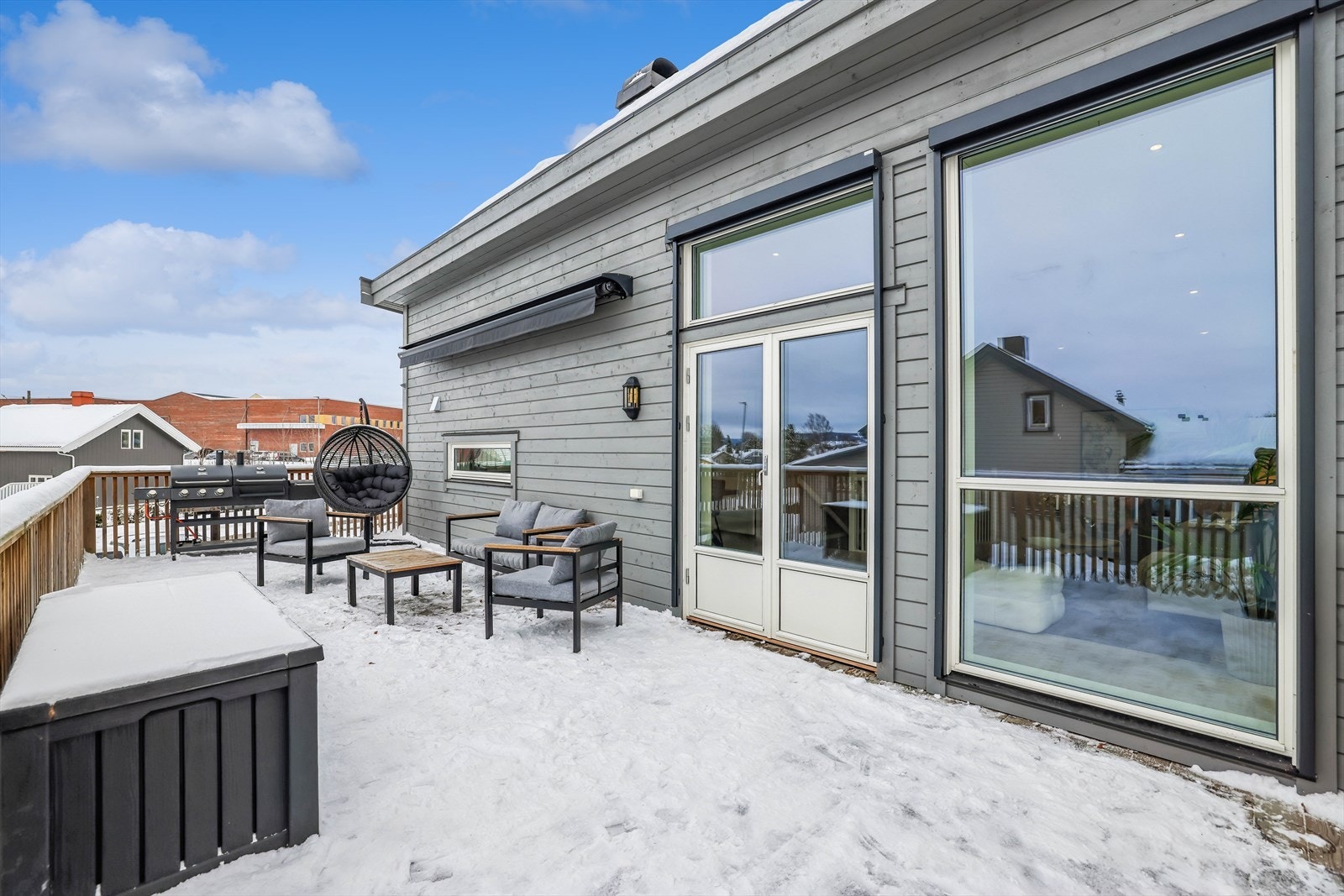 Takterrassen er romslig og gir mange muligheter for møblering. Galleribilde