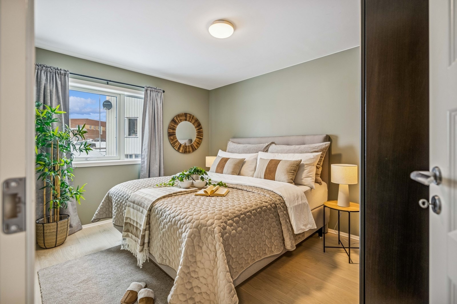 Boligens andre soverom har laminatgulv med trestruktur og malte veggflater. Galleribilde