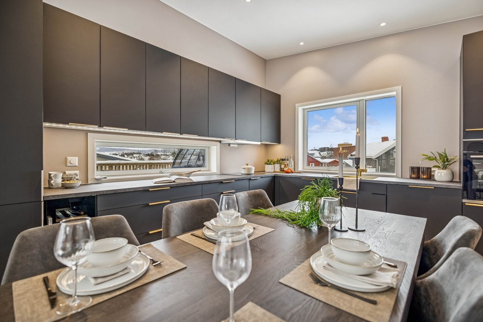 Her er det integrert komfyr, induksjonstopp, oppvaskmaskin og eget vinskap. Galleribilde