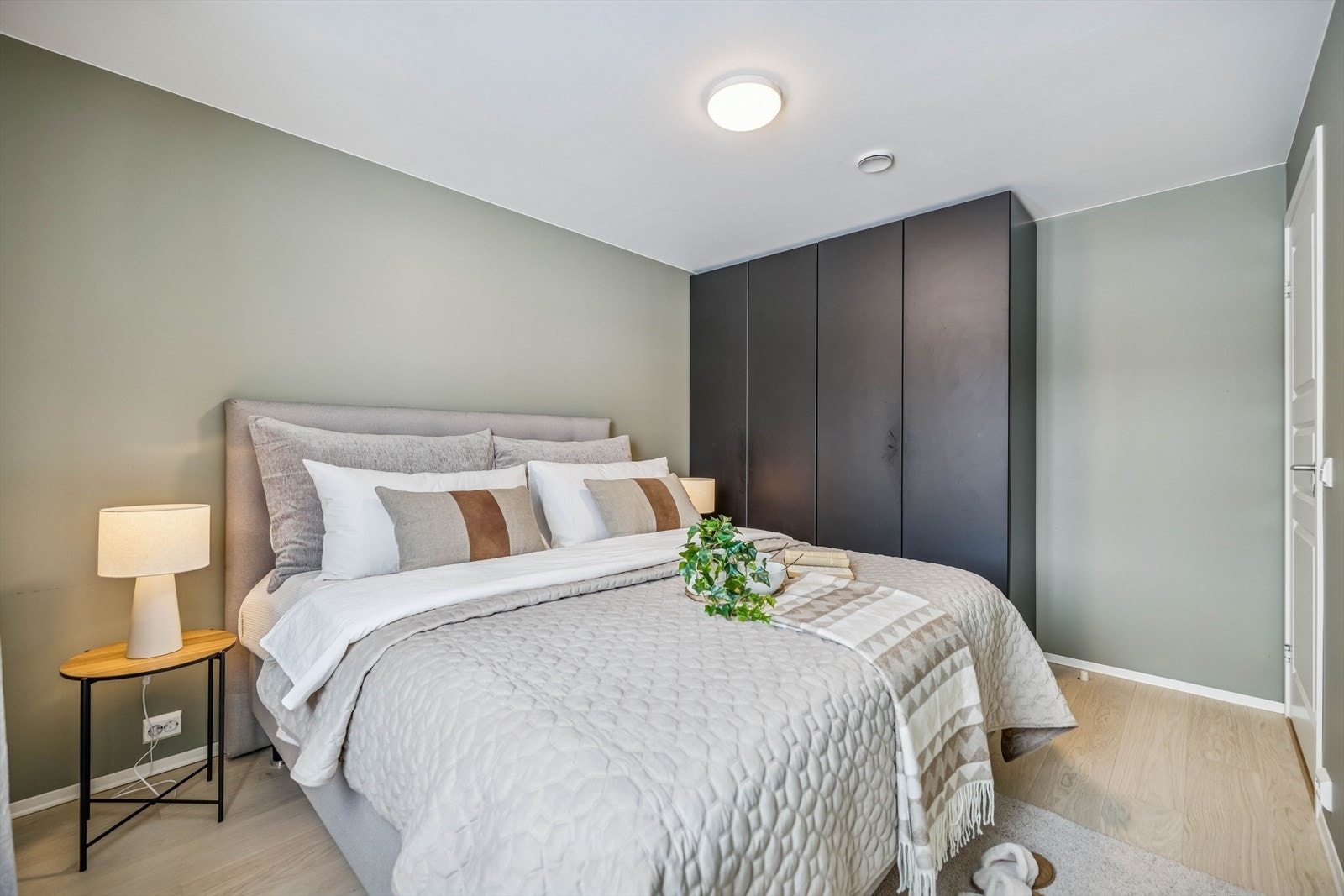 Hovedsoverommet er utstyrt med et praktisk garderobeskap i sort utførelse. Galleribilde