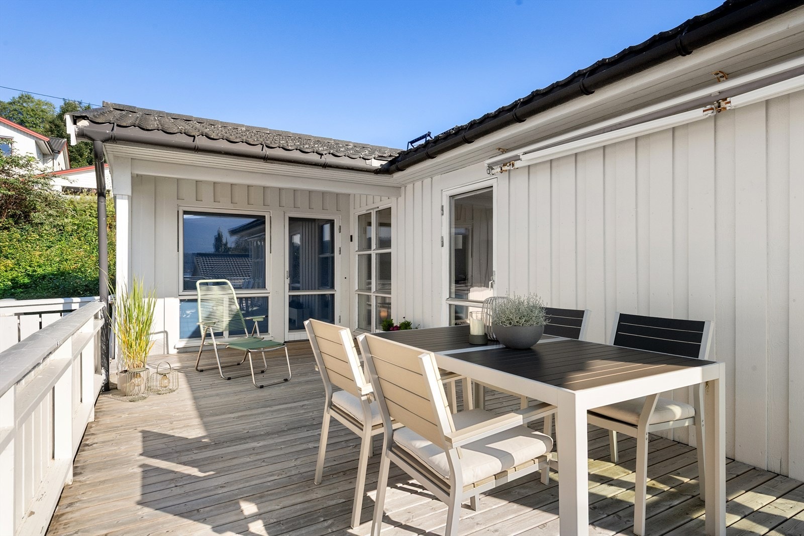 Terrasse med adkomst fra stue, soverom og bakkeplan. Galleribilde