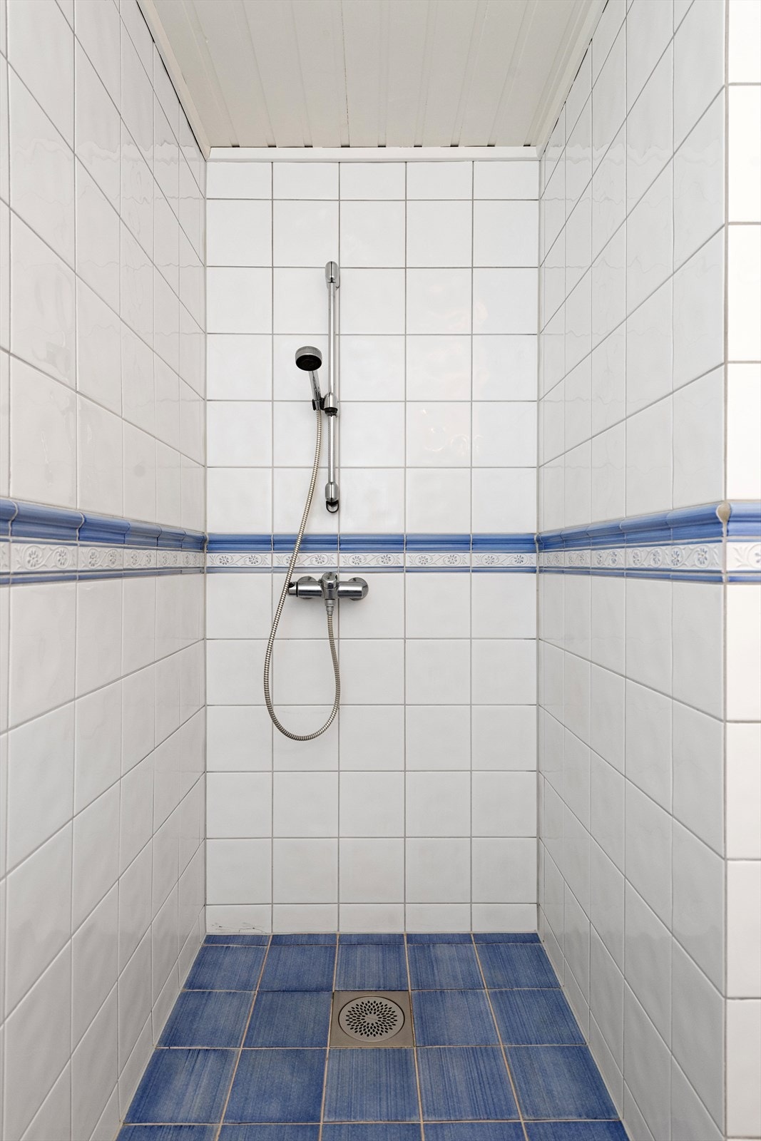 Dusjnisje på bad i underetasje. Galleribilde