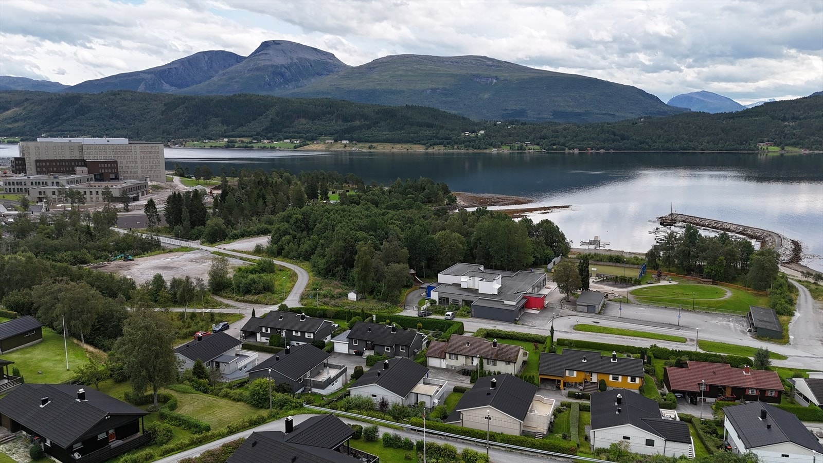 Ca. 7 minutters gange til hovedinngangen på det nye sykehuset. Galleribilde