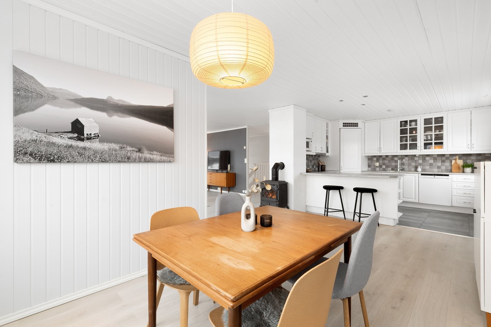 Romslig kjøkken og spisestue. Galleribilde