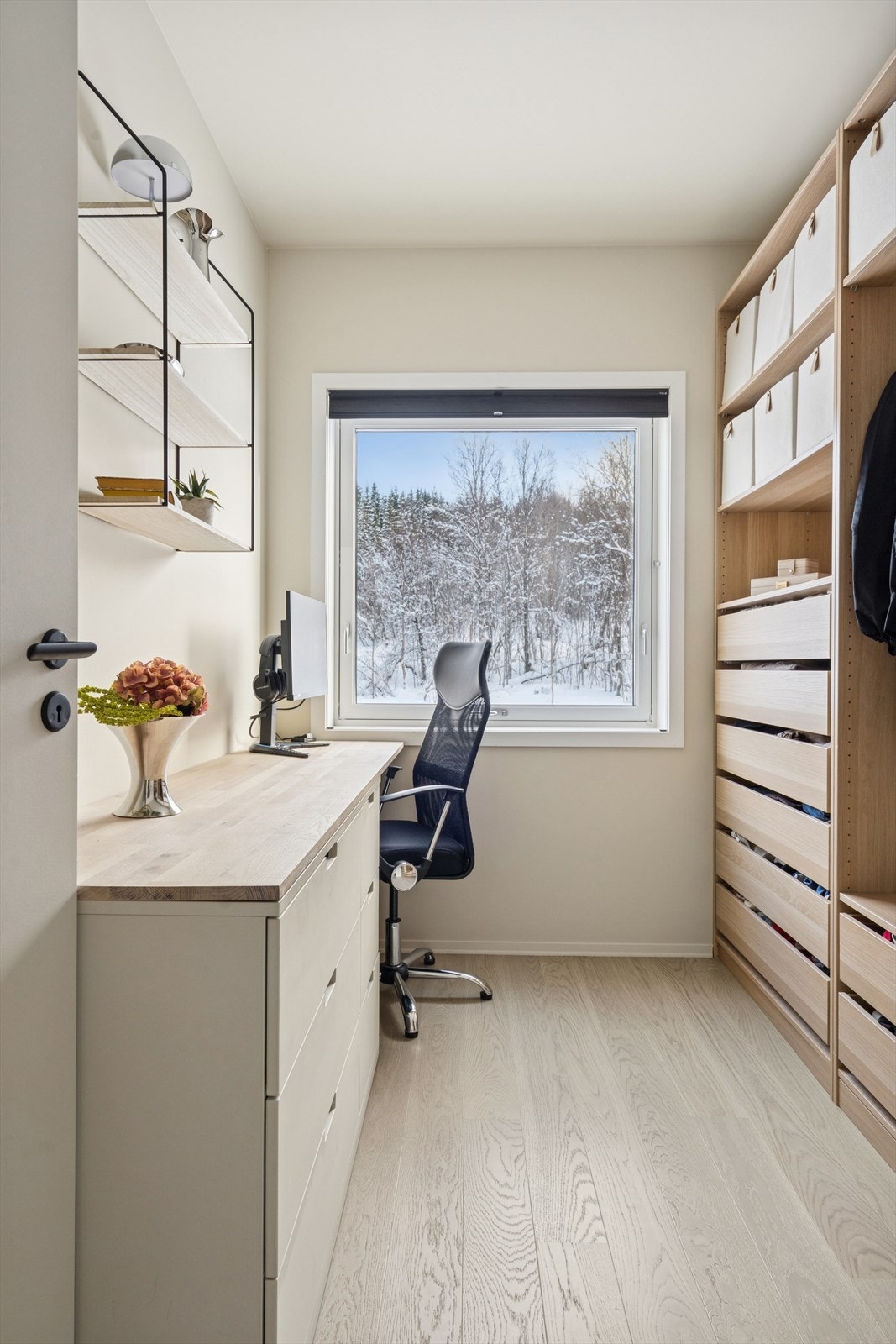 Rommet har også god plass til en praktisk kontorløsning. Galleribilde