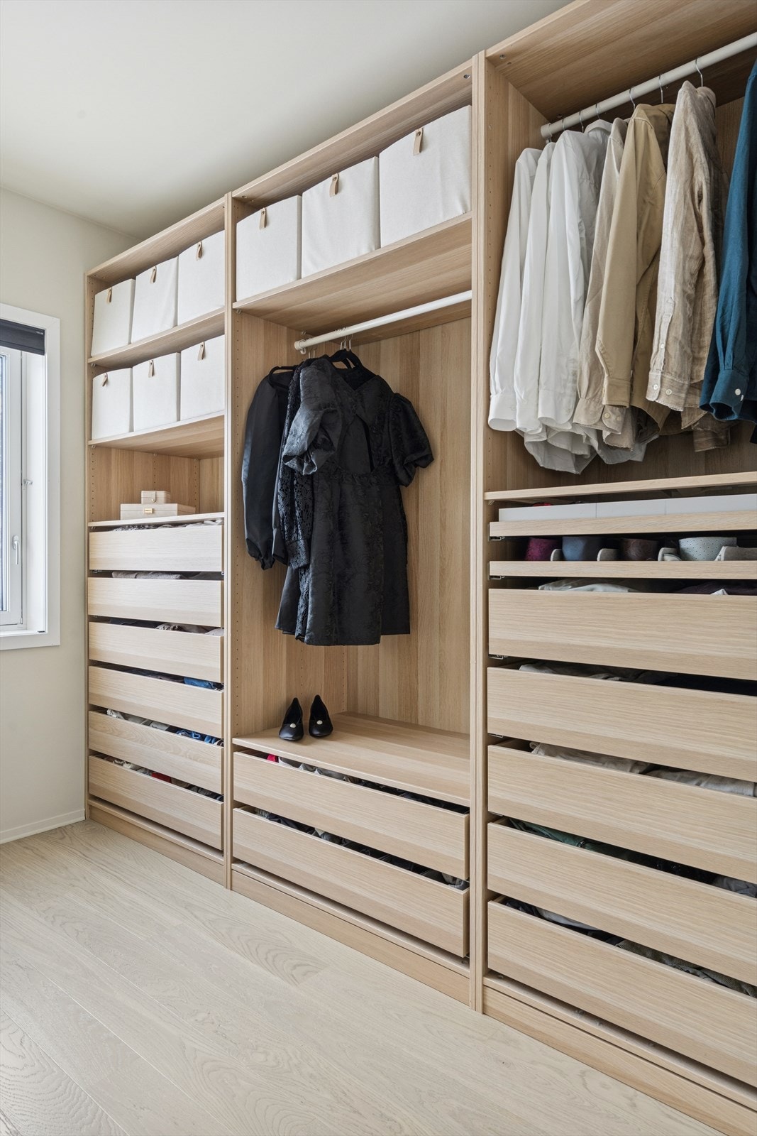 IKEA PAX løsning følger med i handelen. Galleribilde