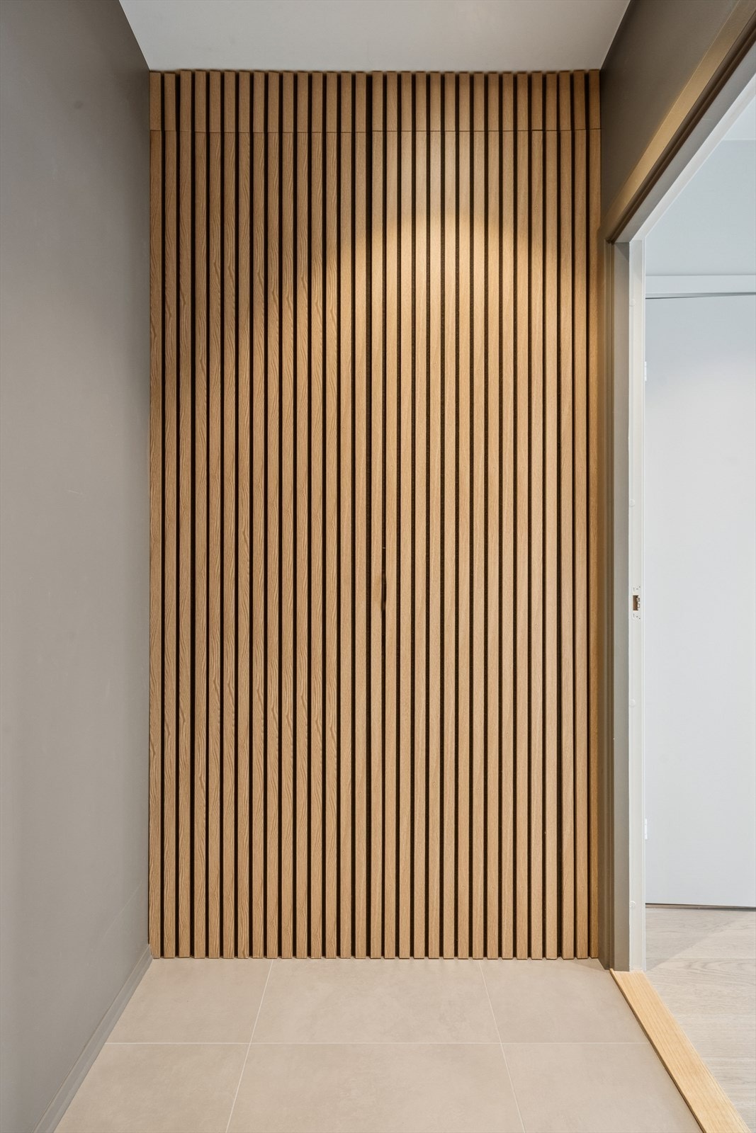 Spilevegg med skjulte tekniske innstallasjoner i entre. Galleribilde