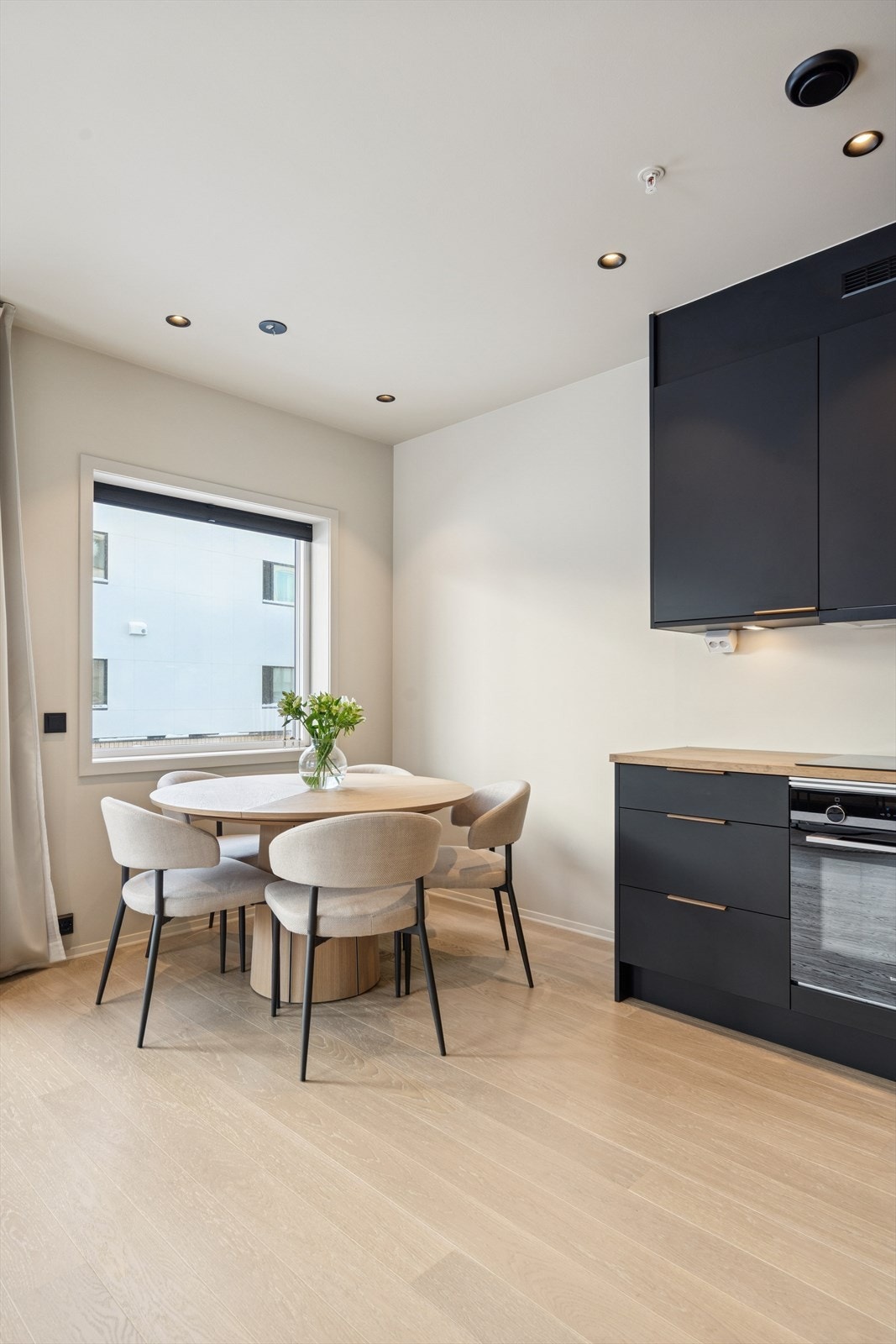 standard fra 2023: enstavs-parkett på gulv, veggene er malt i en harmonisk fargepalett, og i himlingen er det gjennomgående stil på montert downlights som gir god og jevn belysning. Galleribilde