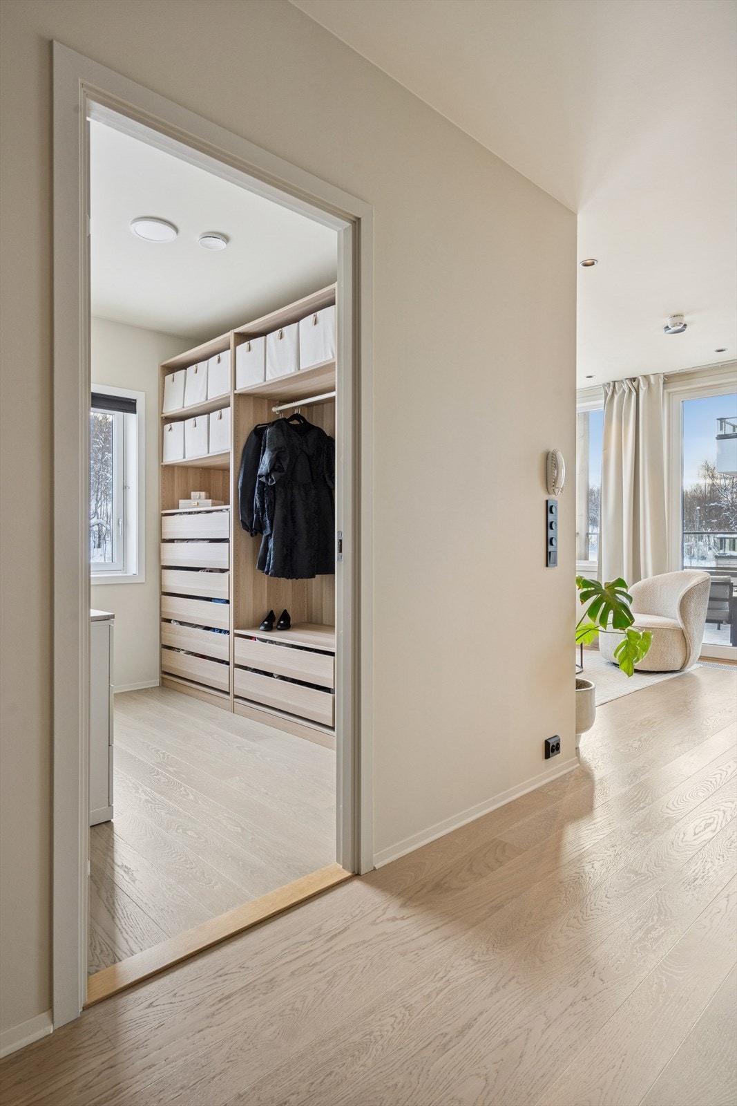 Det andre soverommet er i dag innredet som en walk-in garderobe. Galleribilde