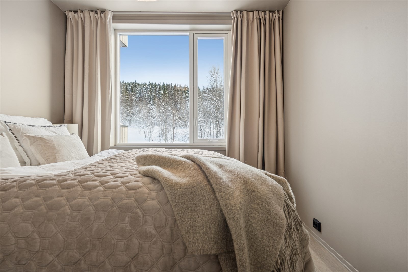 Fra soverommet har du tilgang til en vakker og naturskjønn utsikt. Galleribilde