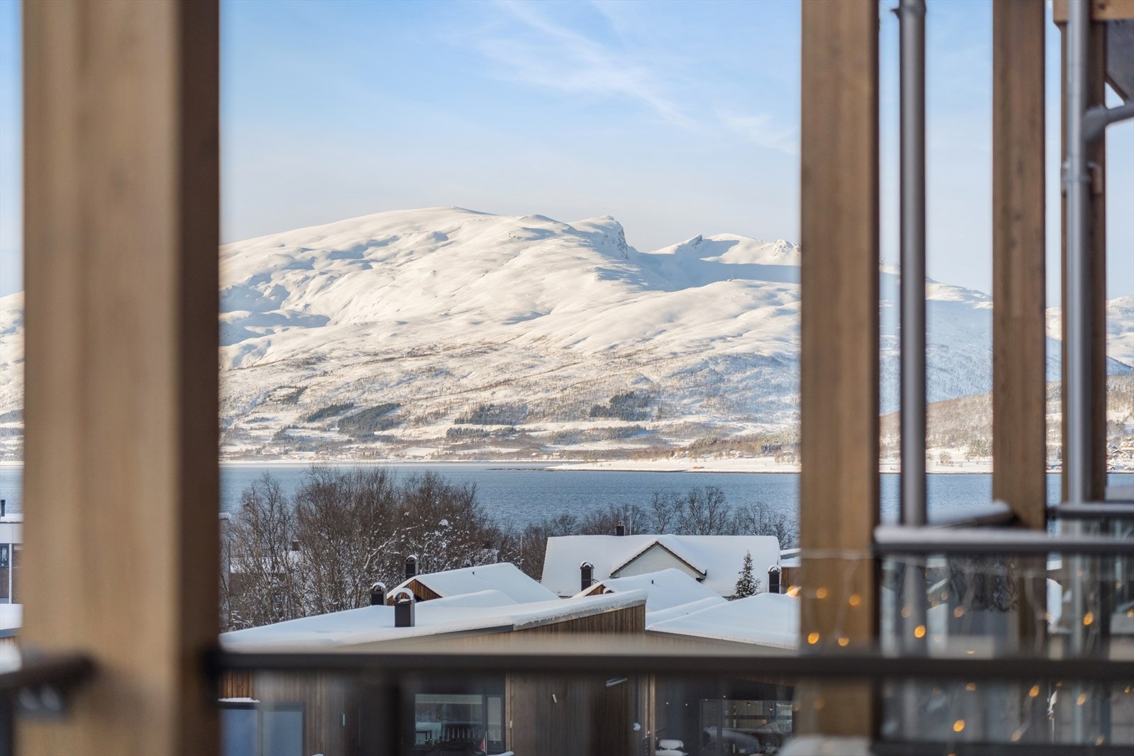 Området er kjent som rolig, barnevannlig, sentralt og med "alt" du trenger i nærheten. Vakker, vestvendt utsikt fra balkongen Galleribilde