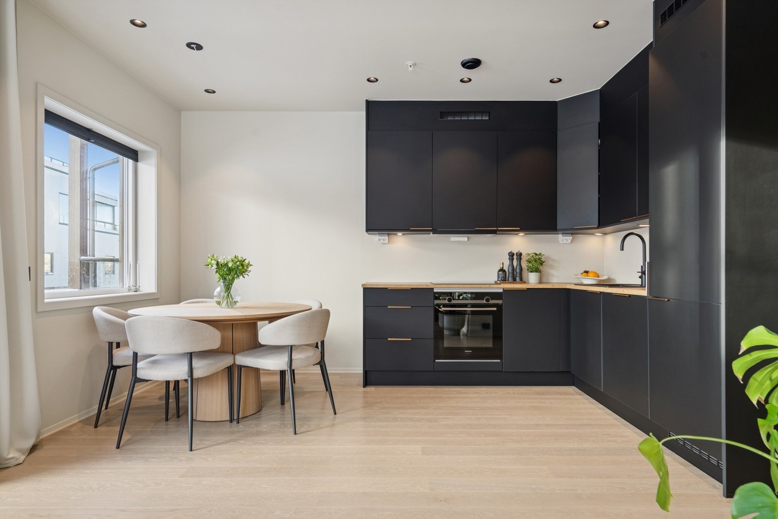 Spisegruppen er praktisk plassert ved kjøkkenet, slik at både måltider og sosialt samvær får en naturlig og funksjonell flyt. Galleribilde