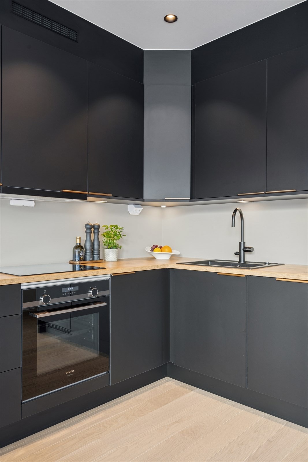 Under overskapene er det installert downlights som gir godt og funksjonelt arbeidslys. Galleribilde