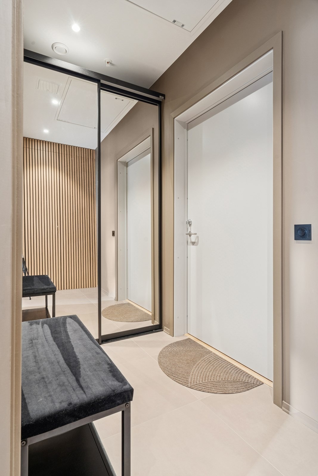 Flislagt entré med god plass til oppbevaring i en praktisk garderobeløsning, noe som bidrar til et ryddig førsteinntrykk. Varme i gulv. Galleribilde