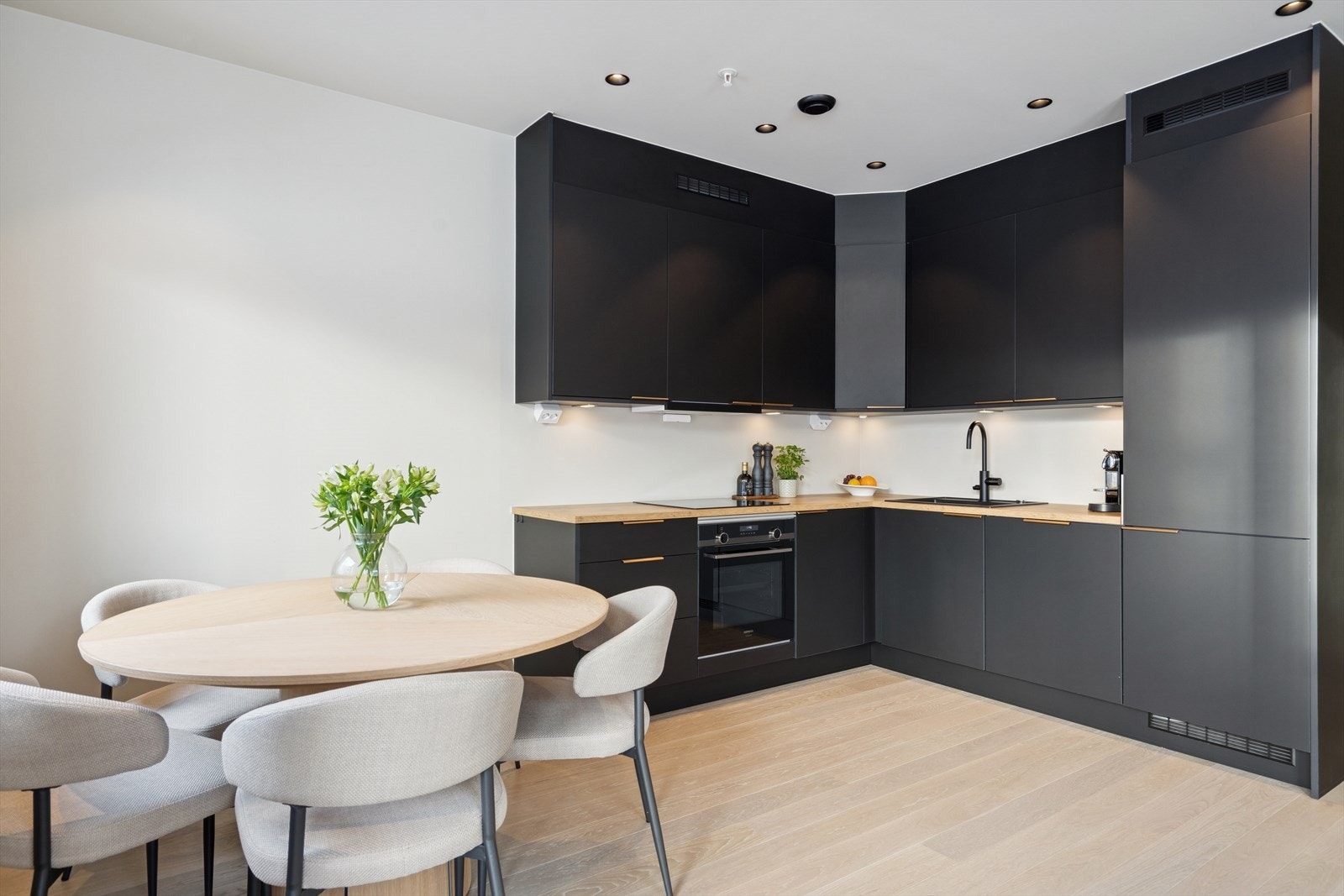 Kjøkkenet har en moderne utforming med slette skapfronter, og benkeplaten er utført i laminat. Galleribilde