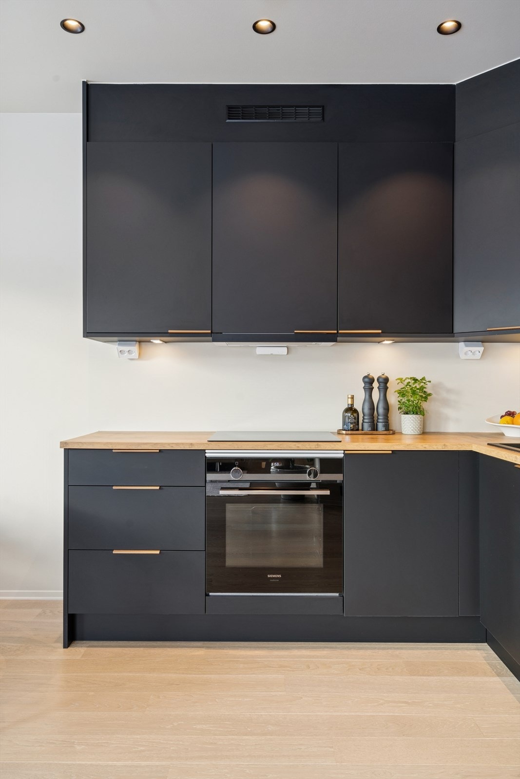 Det er kjøkkenventilator med plasma og kullfilter. Galleribilde