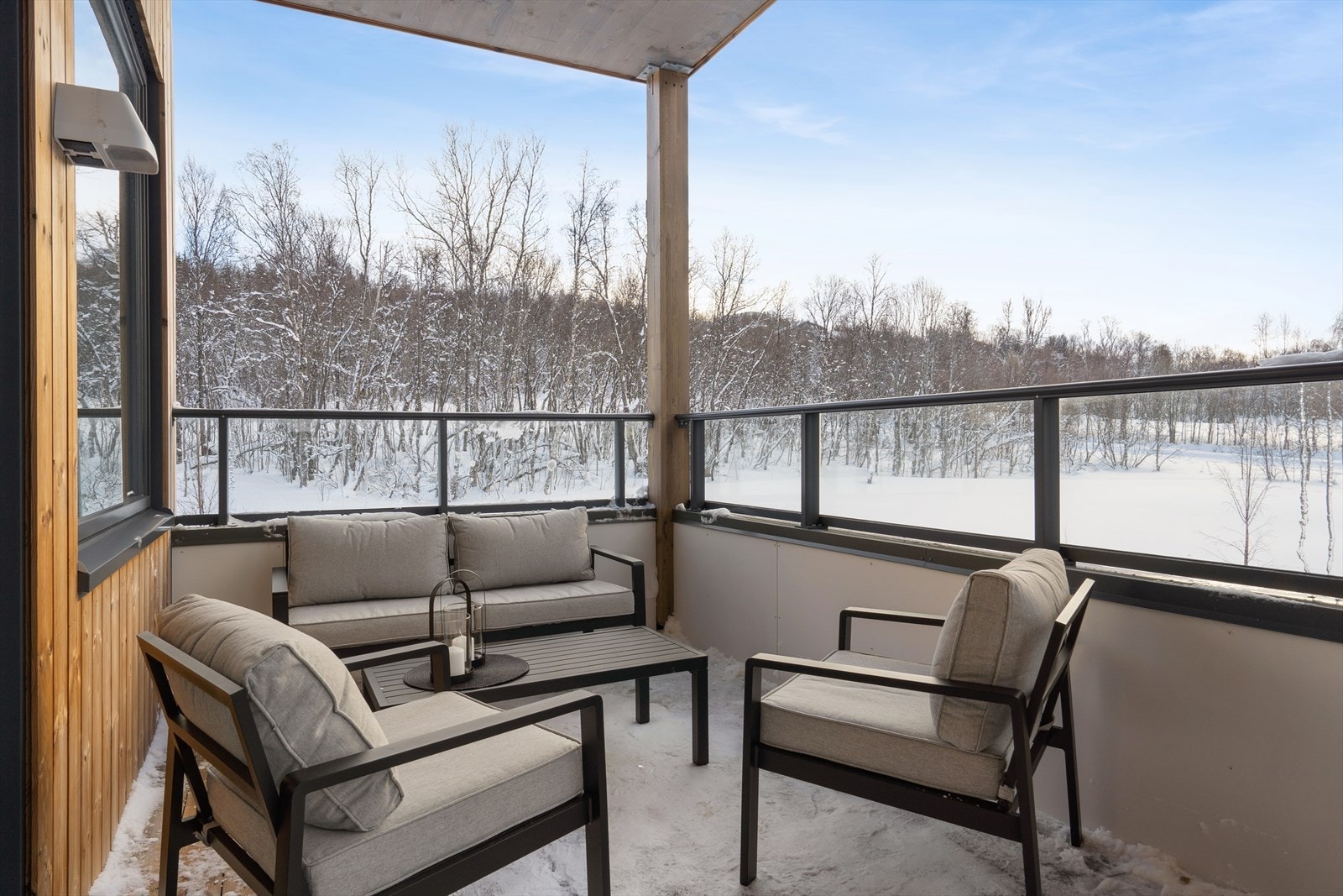 Sørvendt balkong med gode solforhold. Nyt rolige og behagelige stunder på den takoverbygde balkongen. Galleribilde