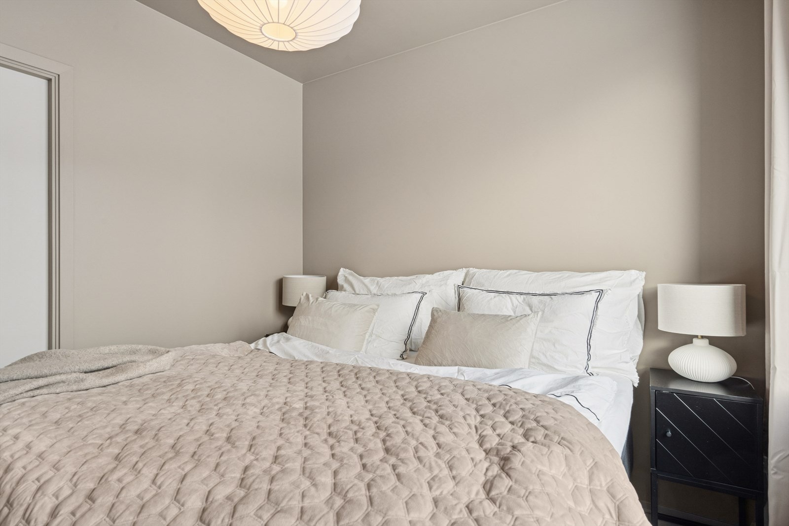 Lyst og delikat soverom med god plass til seng og tilhørende møbler. Galleribilde