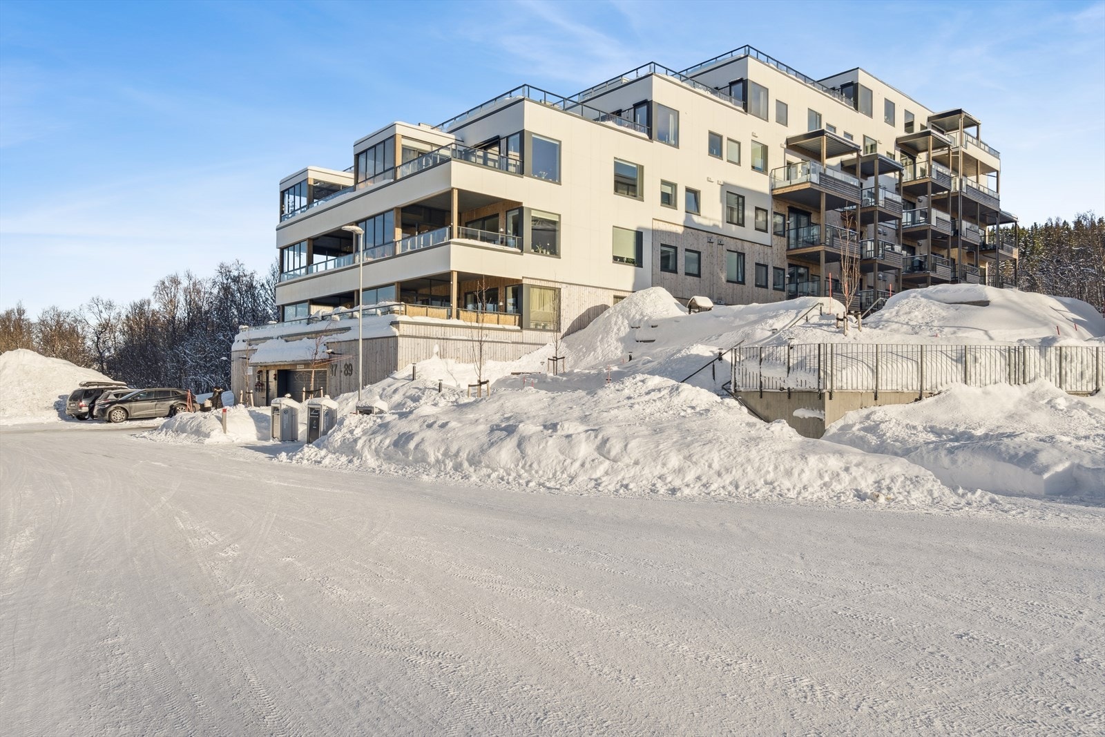 Leilighet med attraktiv og familievennlig beliggenhet på Nordheim. Boligområdet Nordheim ligger på Tromsøyas vestside, og er kjent for å være meget solrikt. Galleribilde