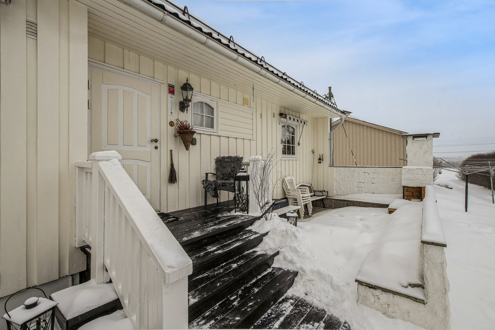 Ved inngangspartiet er det en hyggelig uteplass med en utendørs peis Galleribilde