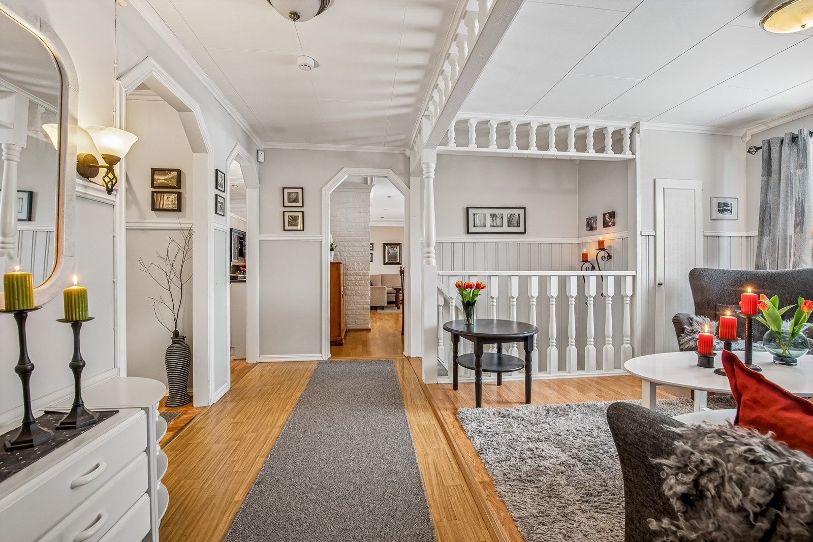 En solid tretrapp med teppebelagte trinn leder ned til kjelleretasjen. Galleribilde