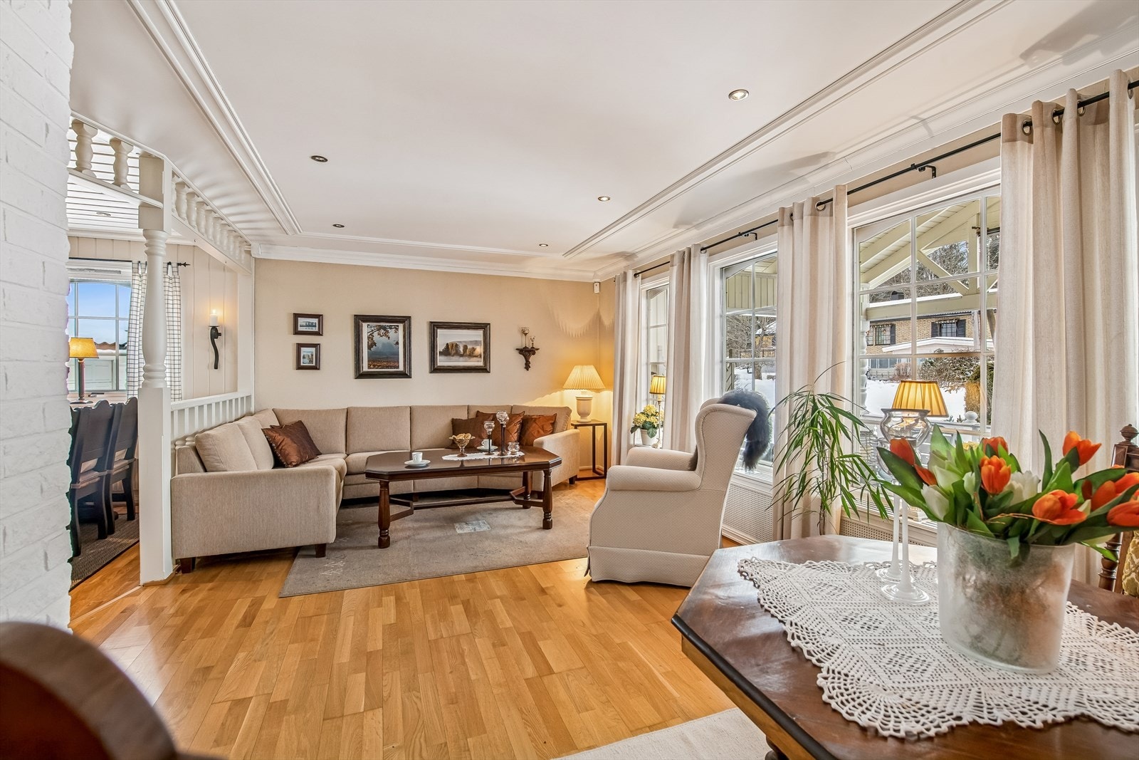 Parkett på gulv og lyse veggflater gir en god base for innredning. Galleribilde