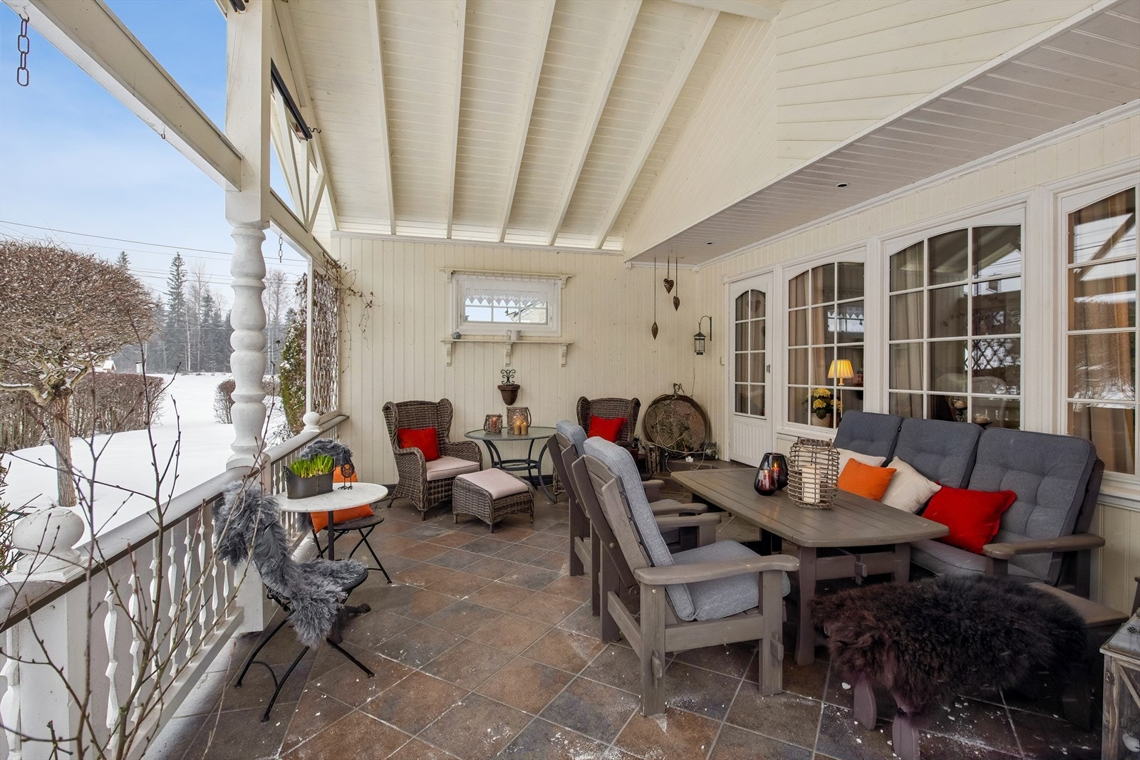 Den store, overbygde terrassen er en flott forlengelse av stuen. Galleribilde