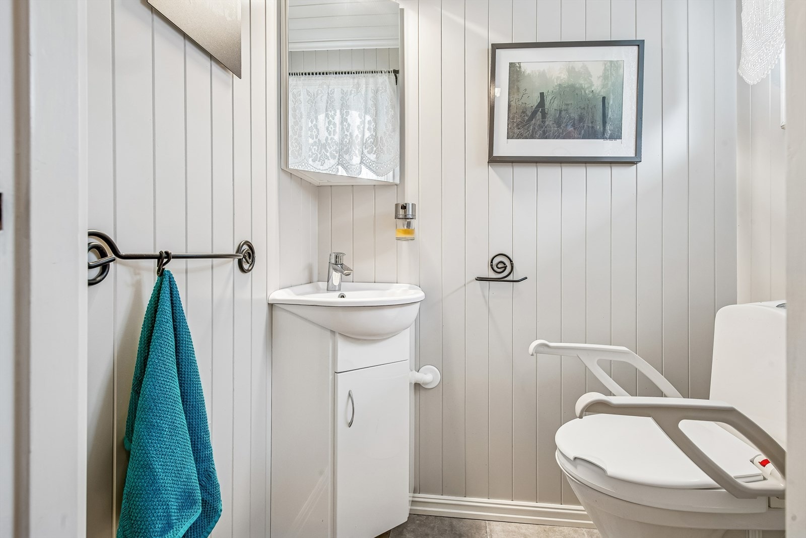 I tilknytning til gangen er det et separat toalettrom, pusset opp rundt 2013. Galleribilde