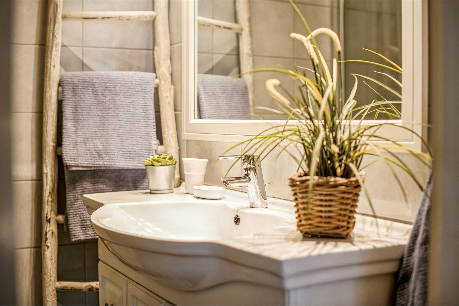 Her er det vannbåren gulvvarme for ekstra komfort, og et praktisk dusjhjørne med glassdører. Galleribilde