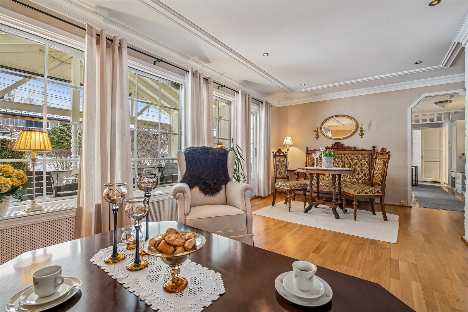 Fra stuen er det direkte utgang til den store, takoverbygde terrassen på 26 m². Galleribilde