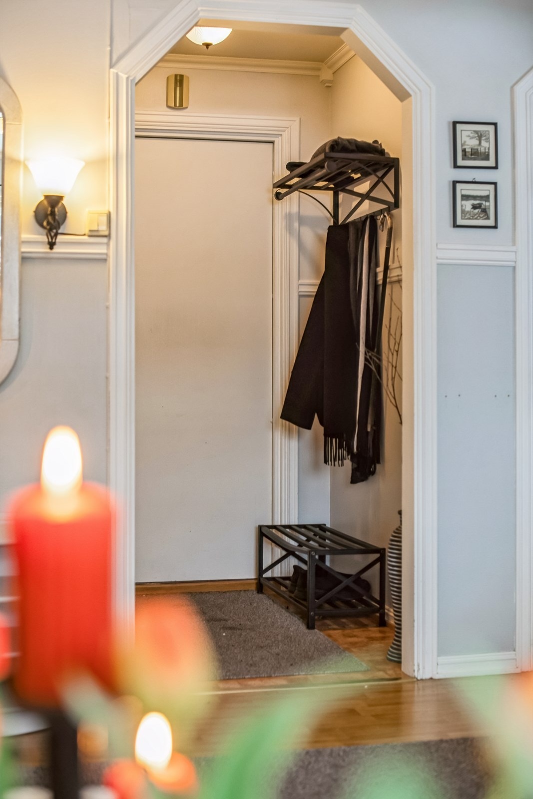 Velkommen inn i en lys og åpen entré som gir et godt førsteinntrykk av boligen. Galleribilde