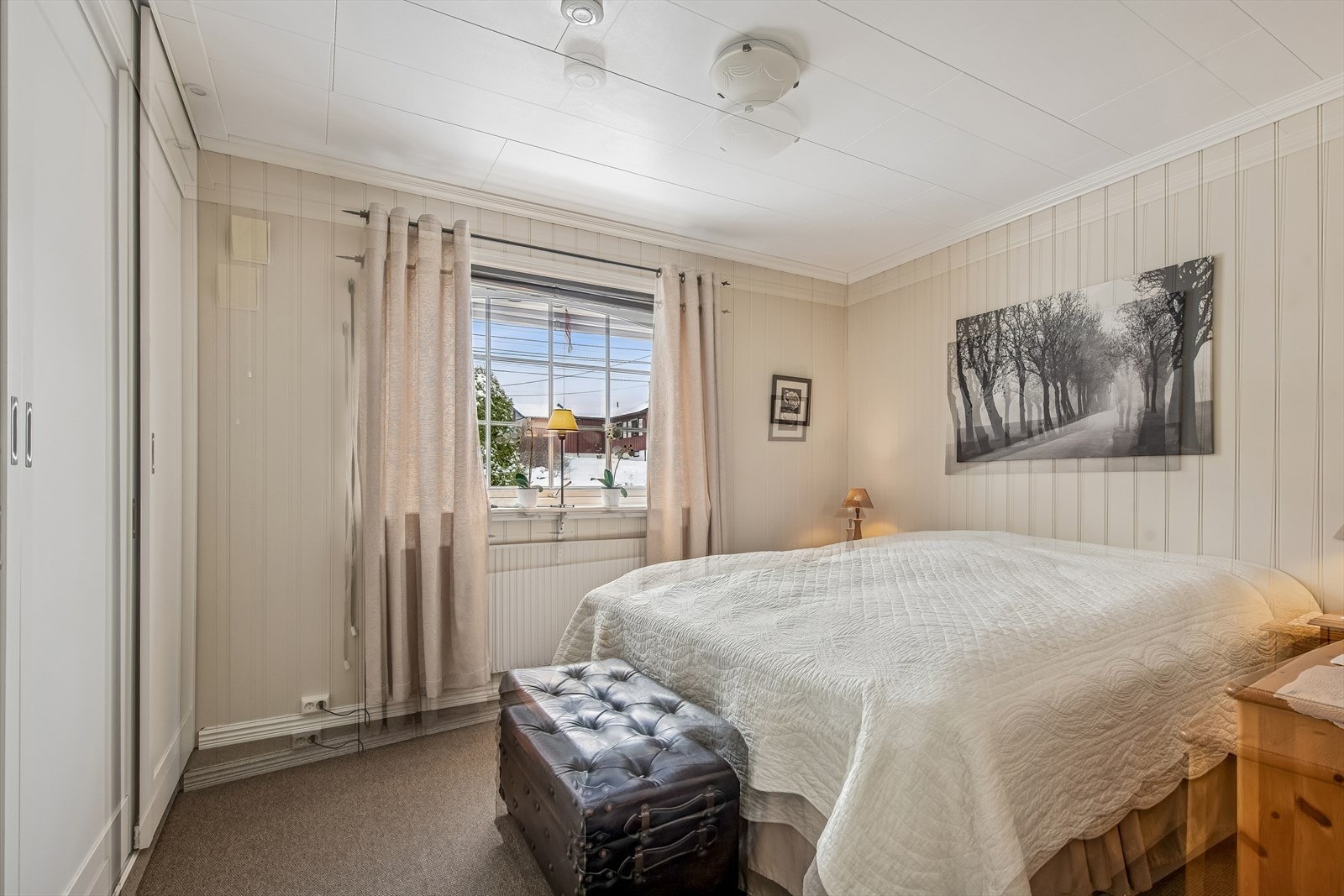 Hovedsoverommet er romslig og fikk, i likhet med TV-stuen, nye vinduer i 2019. Galleribilde