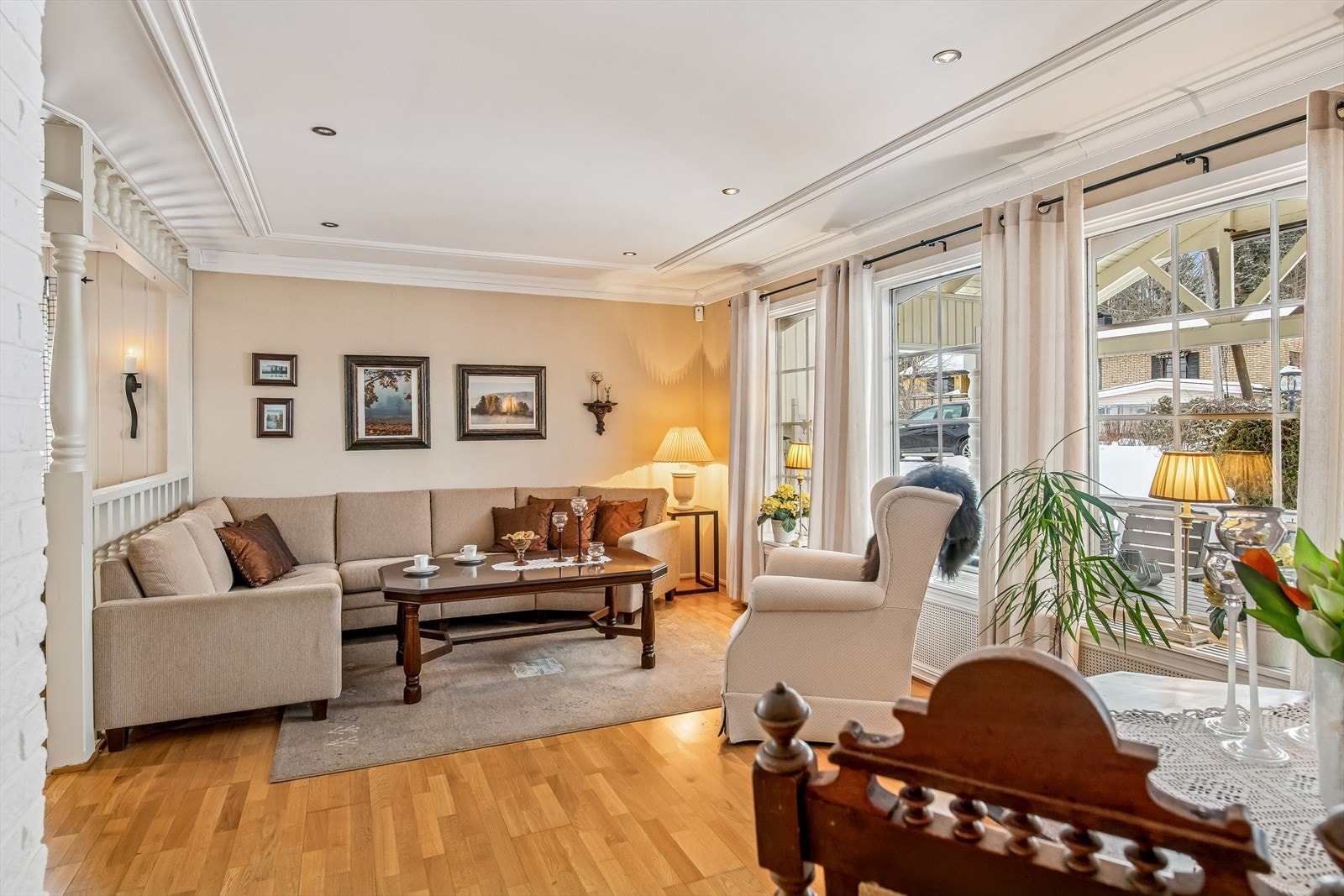 Lys og romslig stuedel med utgang til terrasse Galleribilde