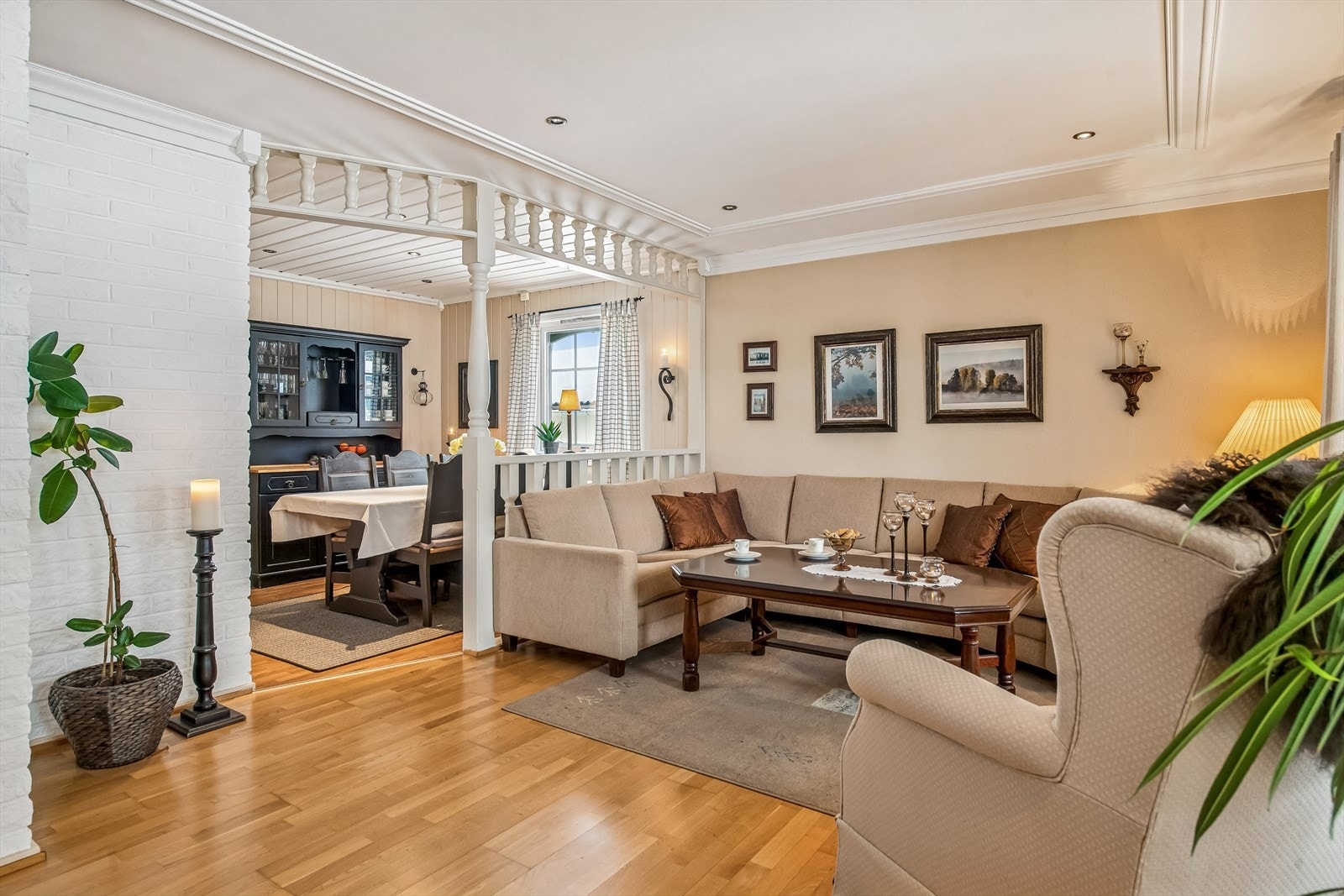 Den romslige hovedstuen har god plass til en større sittegruppe. Galleribilde