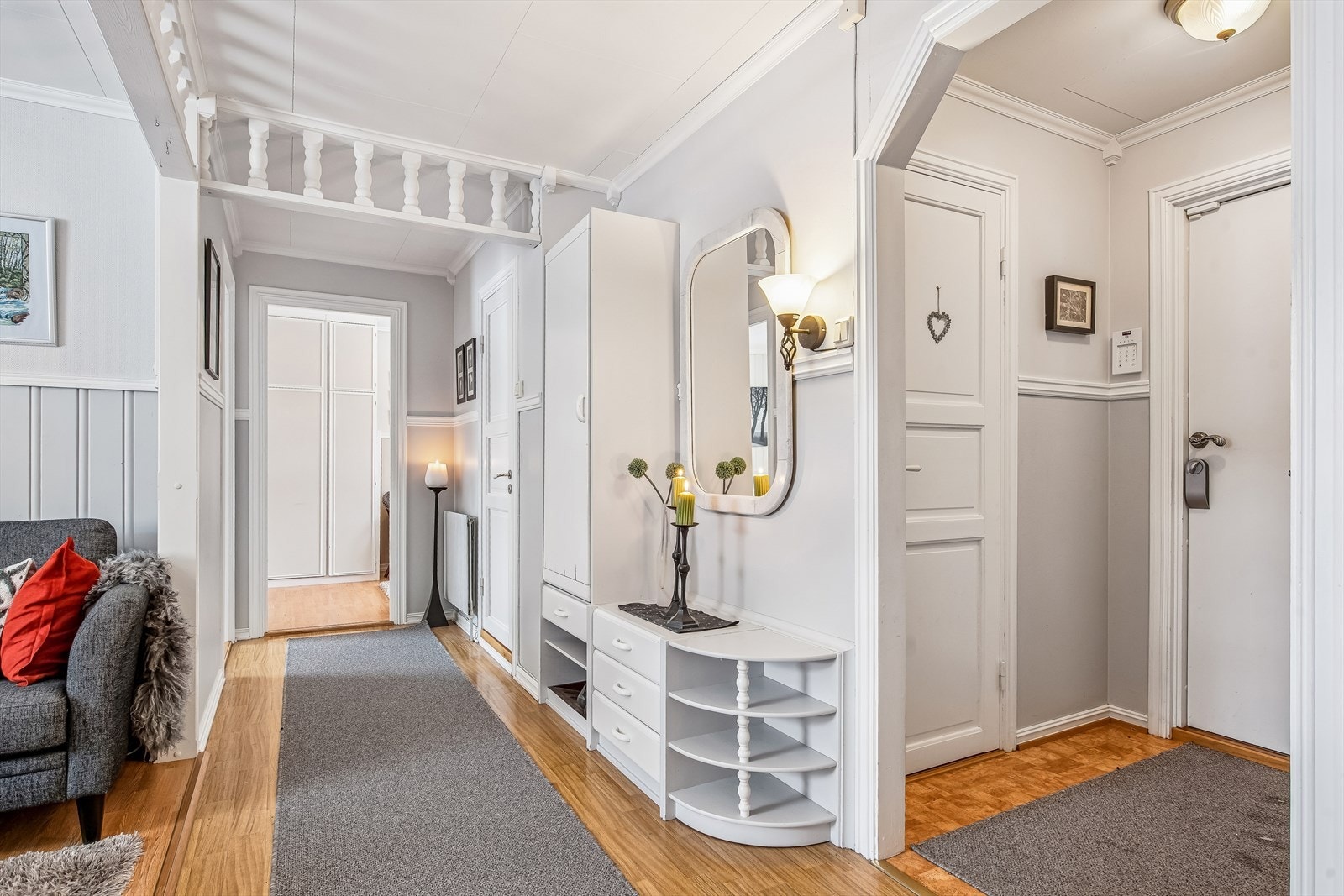 Fra gangen fordeles adkomsten videre til boligens øvrige rom i hovedetasjen. Galleribilde