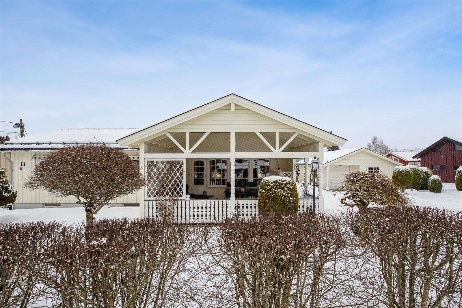 En velholdt og familievennlig enebolig med flotte uteplasser og dobbelgarasje. Galleribilde
