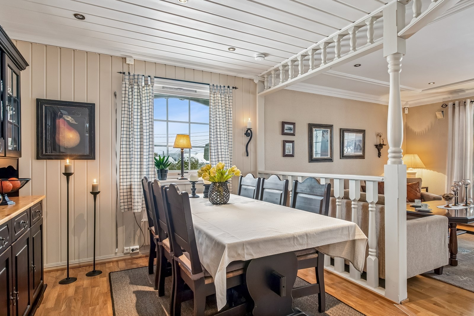 Spisestuen fungerer som et naturlig bindeledd mellom stuen og kjøkkenet. Galleribilde