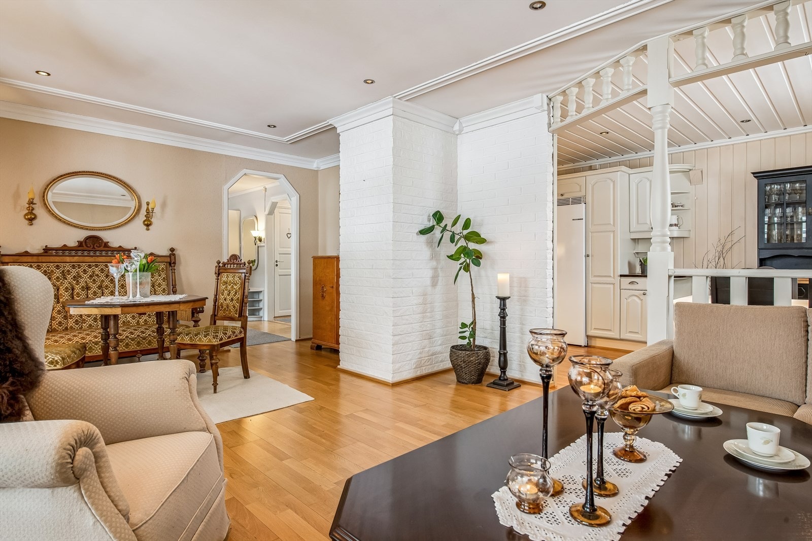 Stuen og spisestuen ligger i åpen forbindelse og skaper en luftig romfølelse. Galleribilde