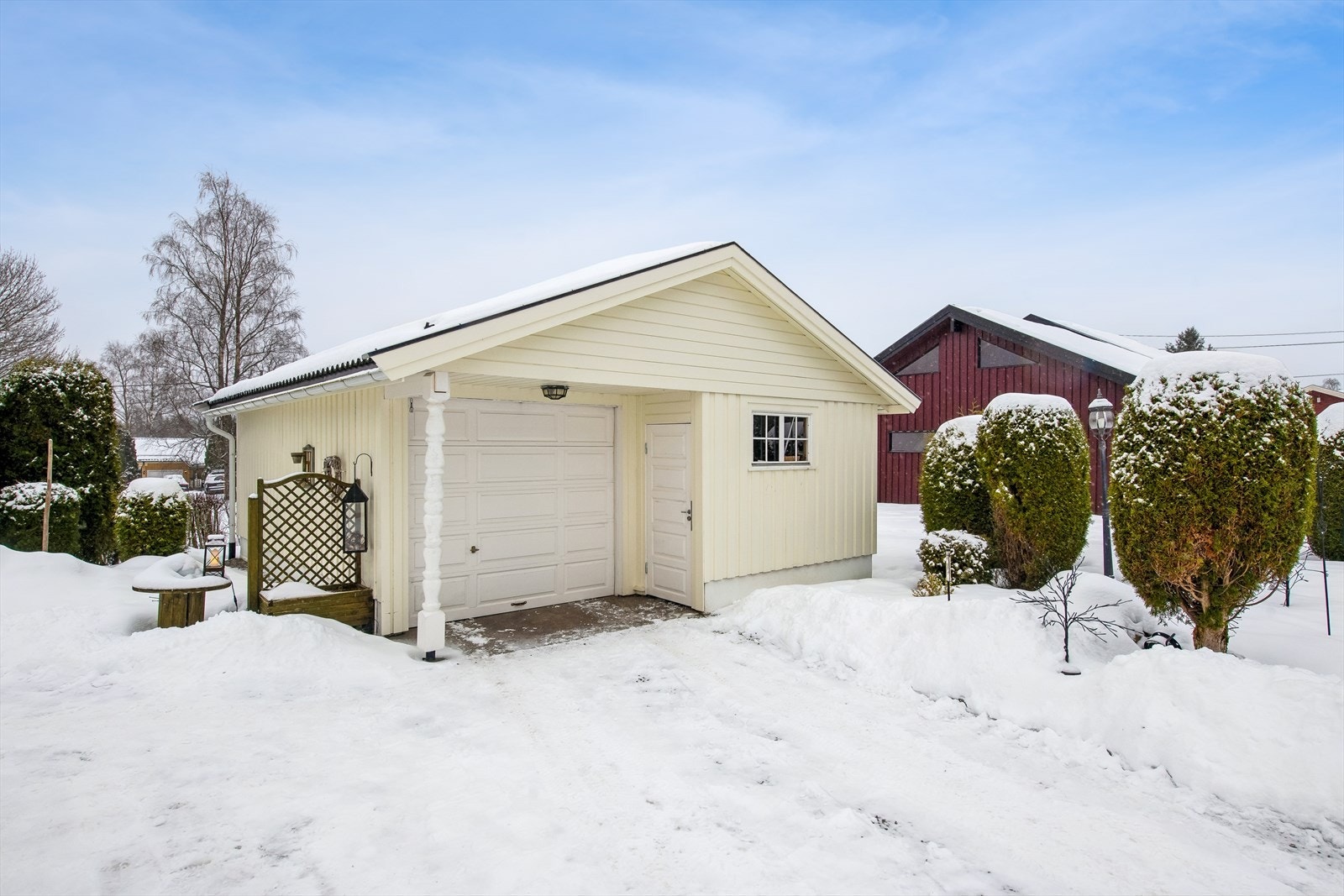 Romslig, frittstående garasje på 43 m² fra 2001, med motorisert leddport. Galleribilde