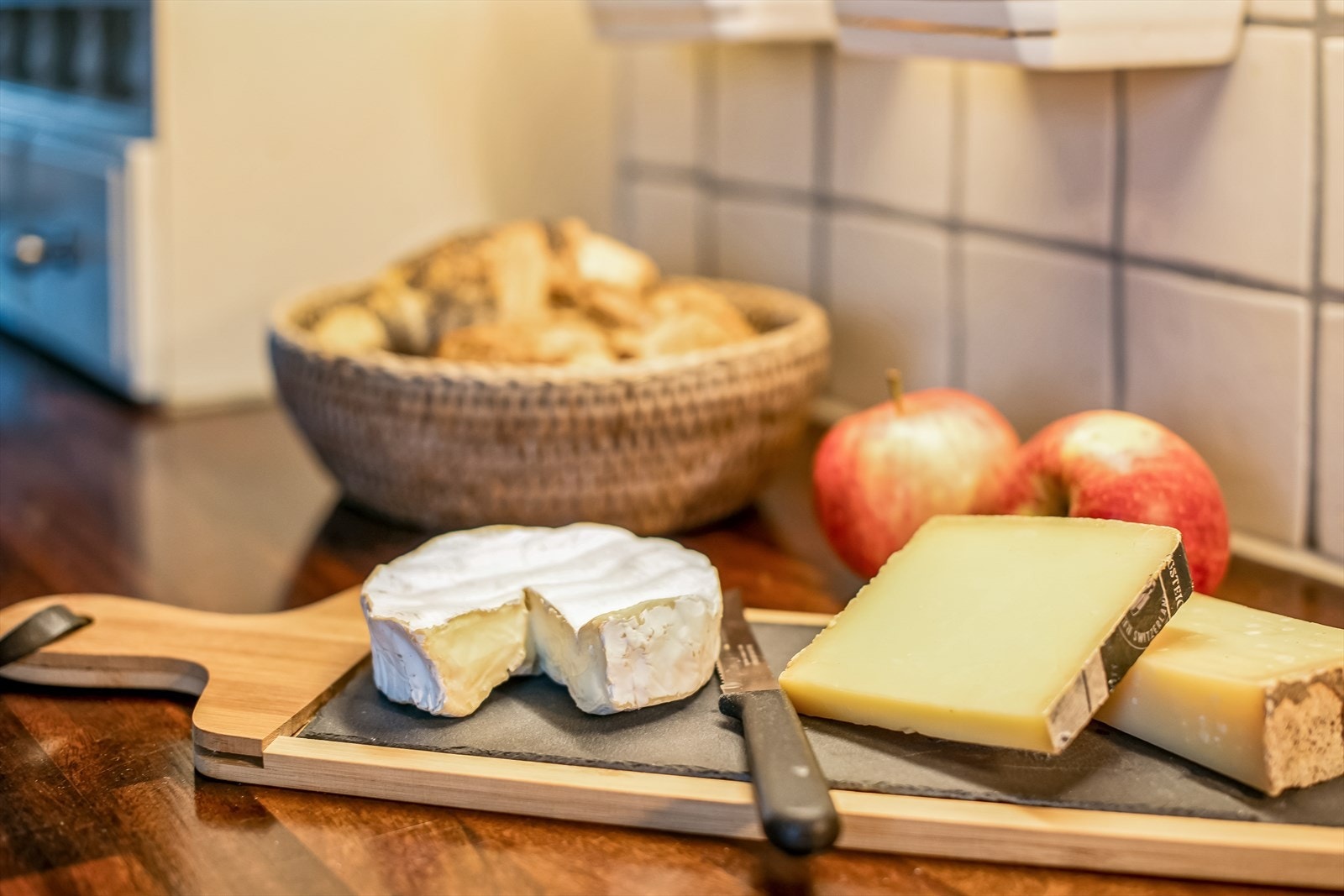 En hyggelig arbeidsplass for matlaging, med frittstående hvitevarer. Galleribilde