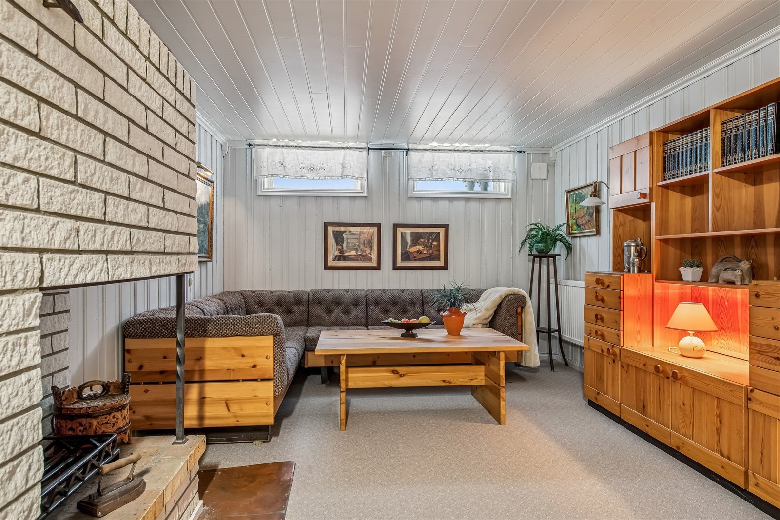 Det gjøres oppmerksom på at rommene i kjelleren ikke tilfredsstiller dagens krav til dagslys og rømningsveier for varig opphold. Galleribilde