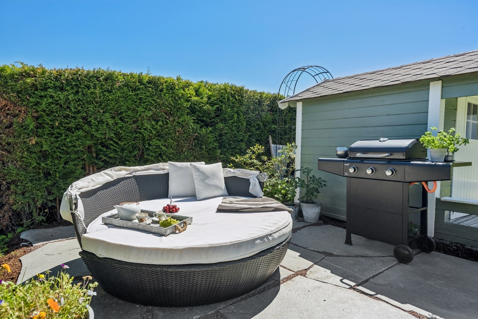 Hyggelig plass i hagen med plass til daybed. Galleribilde