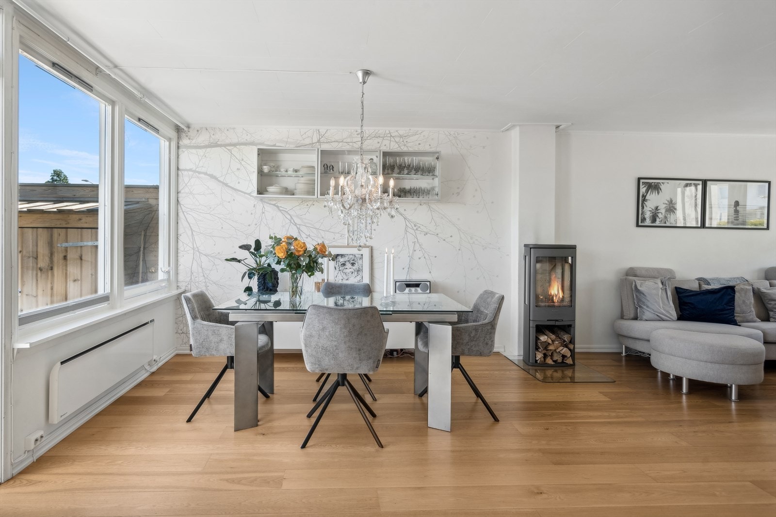 Sentrum i rommet er den hyggelige peisen. Stuen varmes i tillegg opp med både varmepumpe og panelovn. Galleribilde